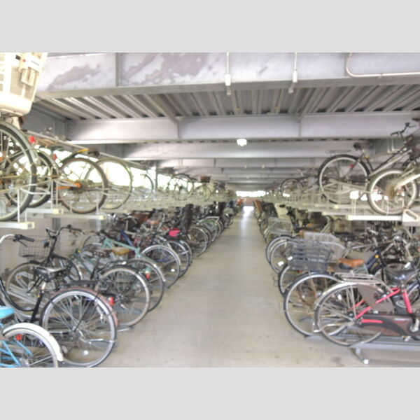 ロイヤルパークス西新井0410号室 駐輪場