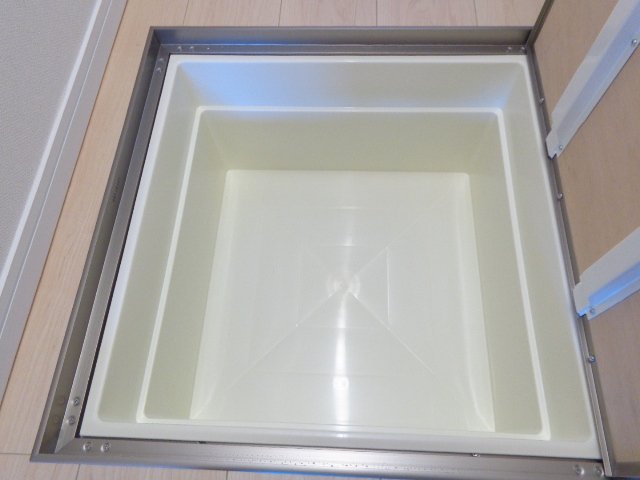 キャッスルパーク101号室 床下収納