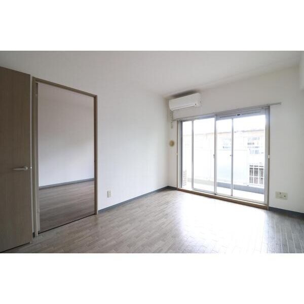 シャトーイノハナ404号室 リビング