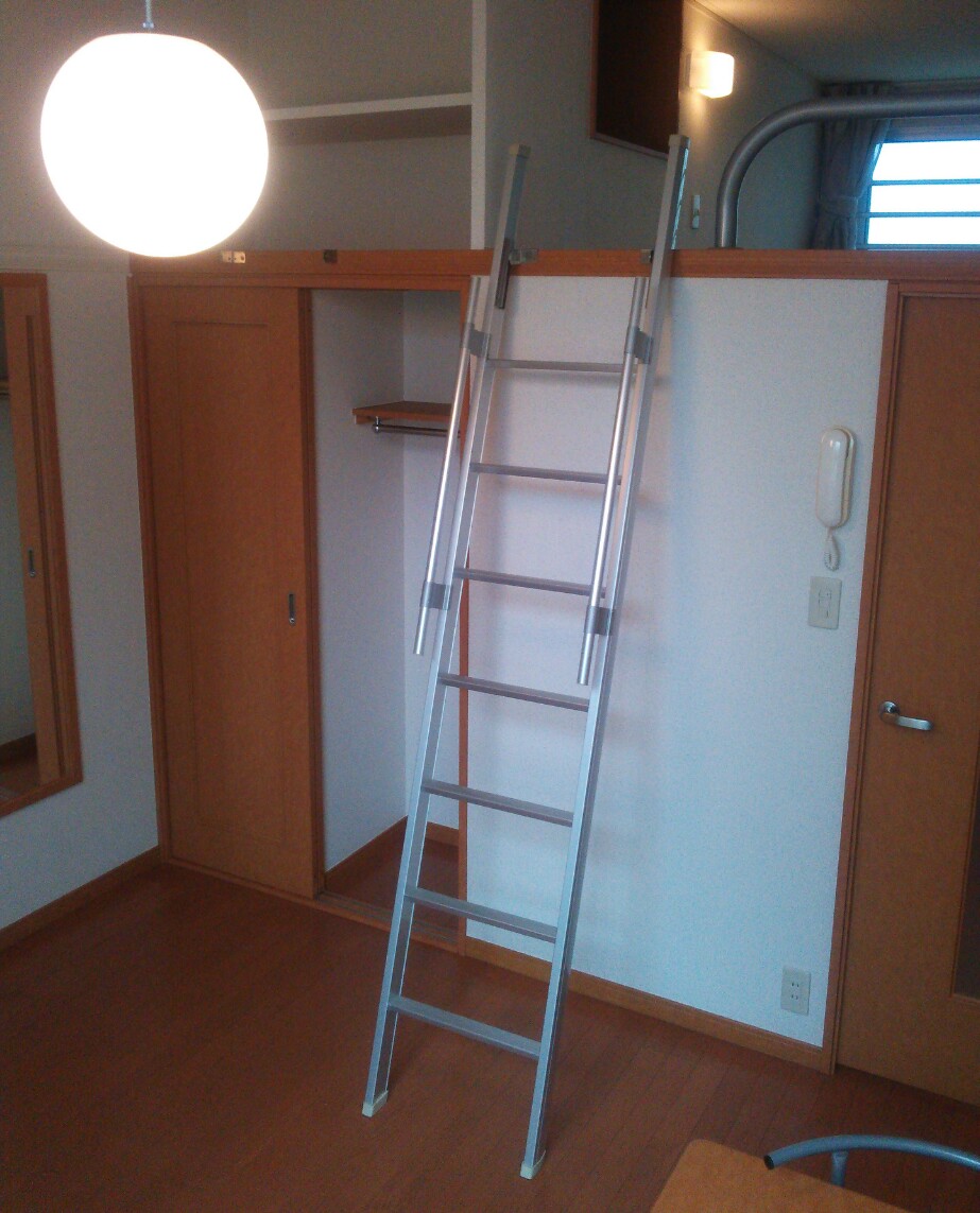 レオパレスハート１ 1Fフローリング2F絨毯