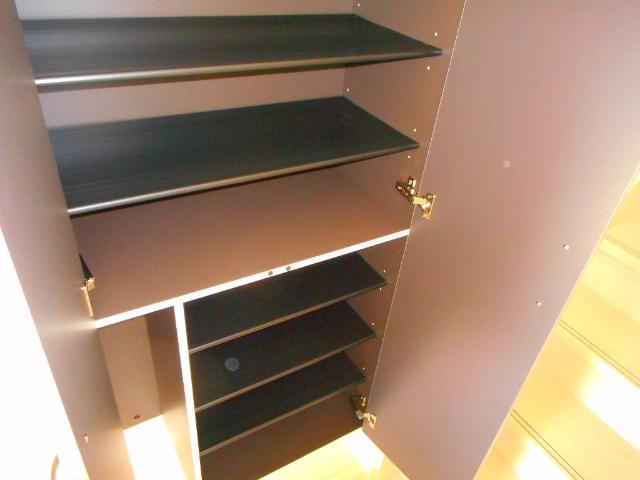 オーヴィラージュ201号室 下駄箱