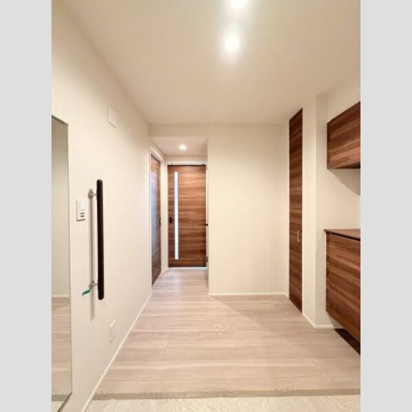 フレジア201号室 広い玄関ホールには収納たっぷり、姿見もあります♪