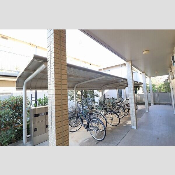 コンフォート東小金井106号室 屋根付き駐輪場
