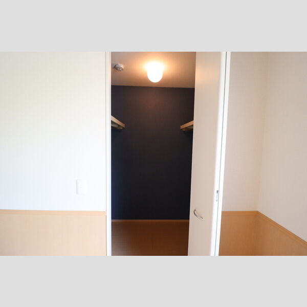 ラヴィエール102号室 ウォークインクローゼット