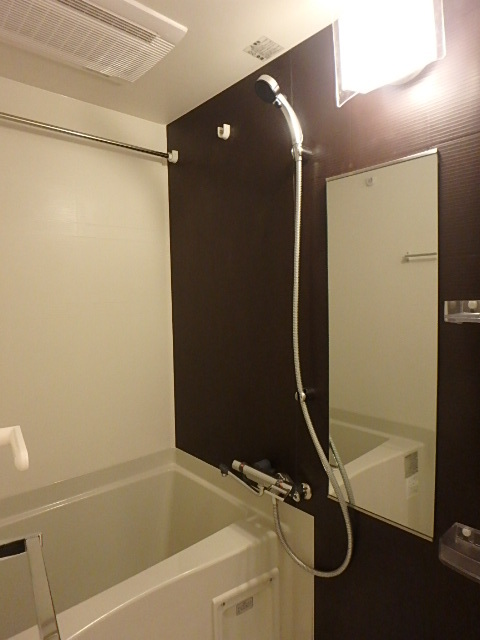 ガーラ・リバーサイド横濱南 浴室乾燥機で雨の日も洗濯干しＯＫ 落ち着きのあるロビーにはカメラ付オートロック完備