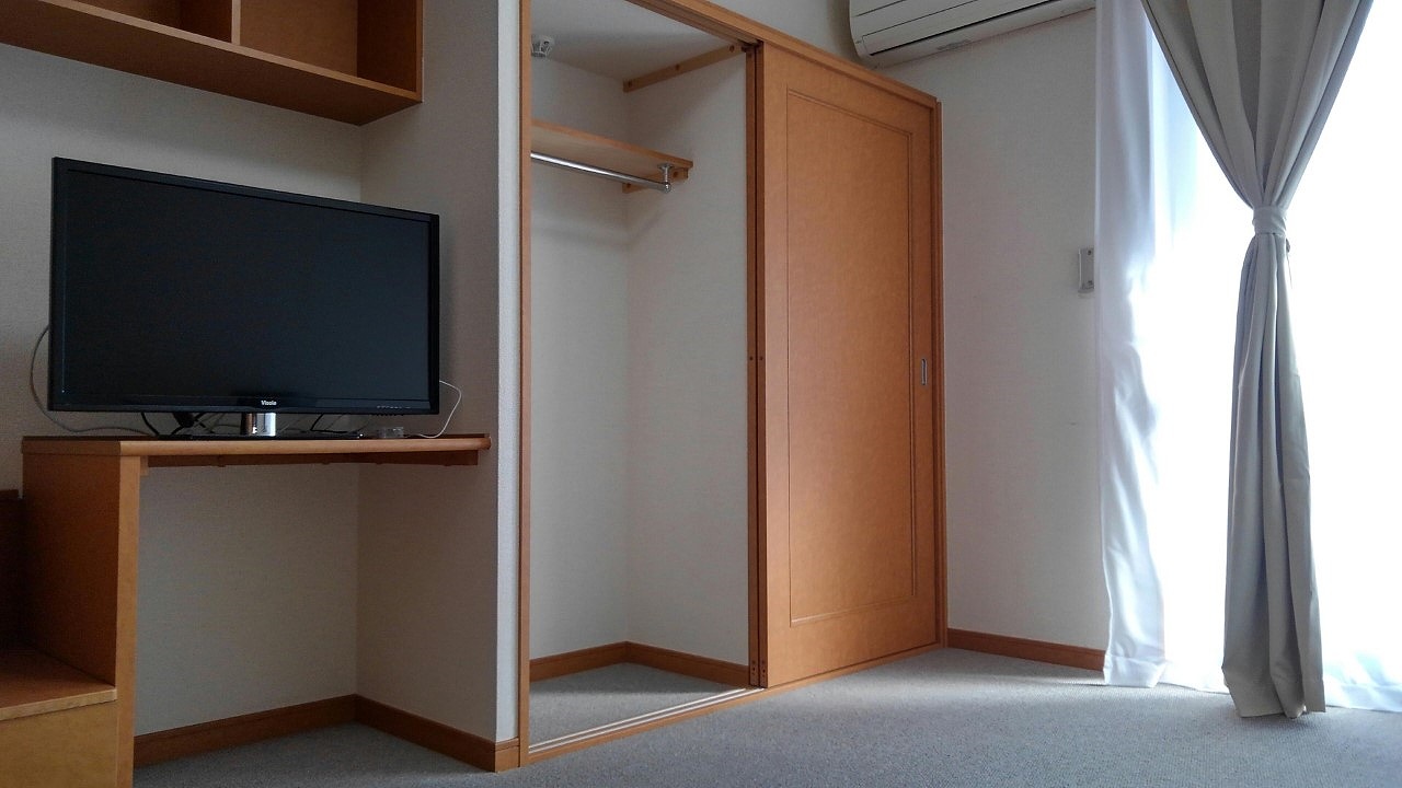 レオパレスマシェリ305号室 内観