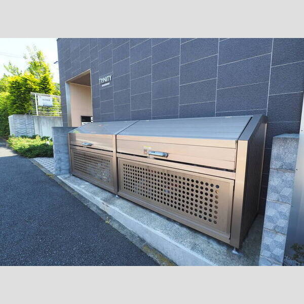 TRINITY11号室 敷地内ゴミ置き場