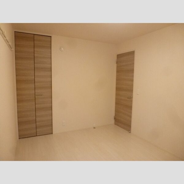 ディー クローナ 洋室(南側)