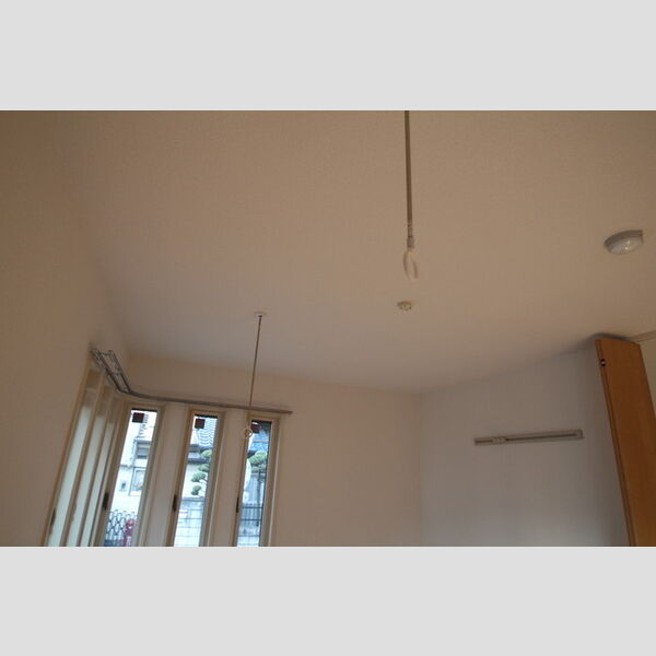 クレスト竹の塚 西側洋室には室内物干しが付いています!