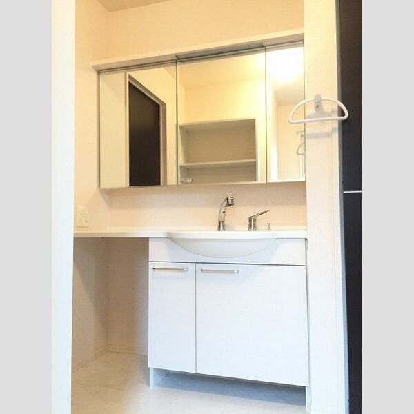 Lily　Belle パウダールームの隣にはウォークスルークローゼットがあります♪