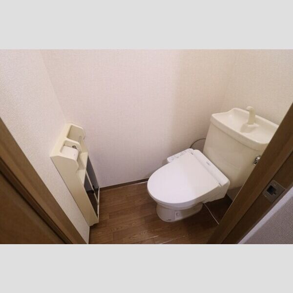 アリュール　B トイレ　温水洗浄暖房便座付き