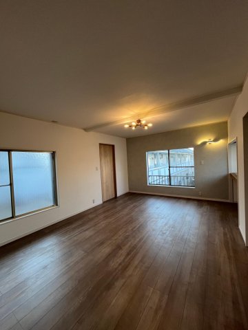 Cozy House南鎌ヶ谷デザイナーズリノベ戸建 2階12畳のワイドな主寝室。バリアフリートイレも完備。