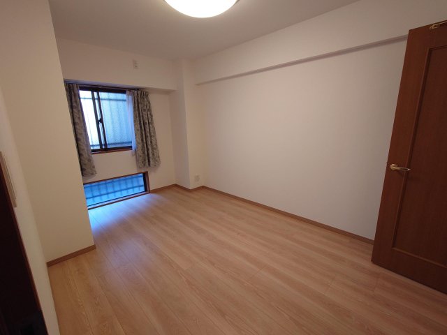 ライオンズガーデン戸田公園 8畳の洋室、新規フローリング張り替え済！