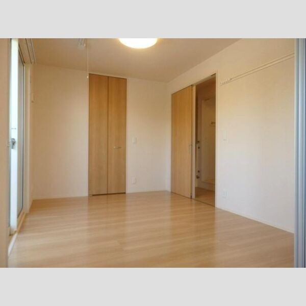 Route297201号室 洋室(リビング隣接)