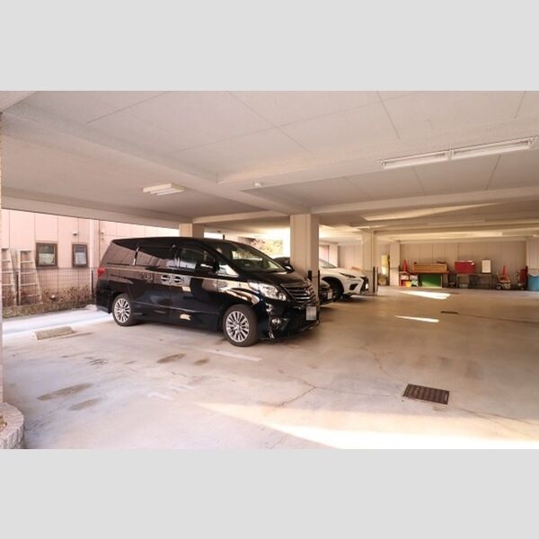 グランシーズ・アリヤマ 駐車場(空き要確認)高さ制限有