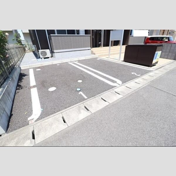 アヴニール 駐車場