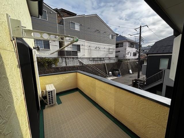 西生田5丁目戸建 広々バルコニー、前面も開放感があります