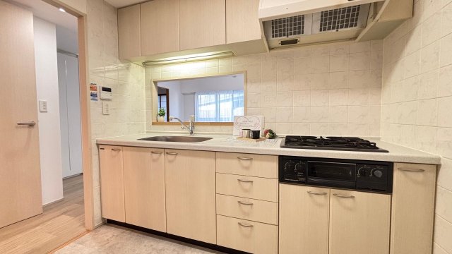 ルリエ大船308号室 明るいキッチン　3口コンロで楽しく料理できます
