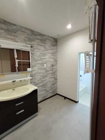 ペットと暮らす土間のある家　流山戸建 三面鏡付洗面台・簡易物干し・広々洗濯機置場