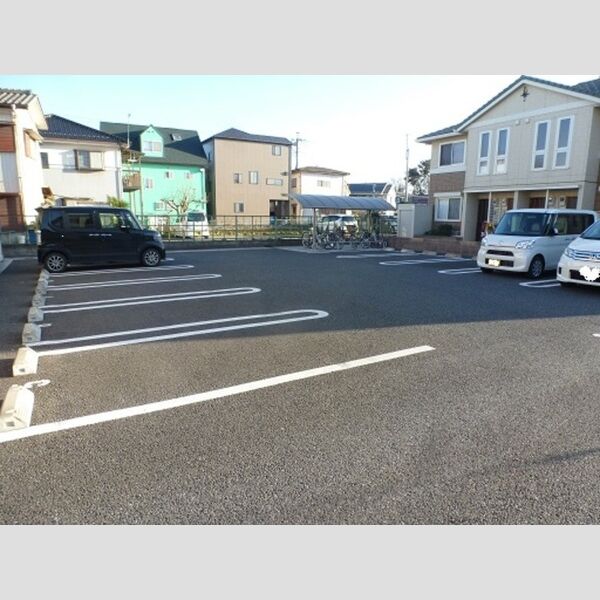 ルミエル　S 駐車場