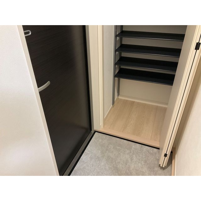 M・プーロニンフェア201号室 玄関