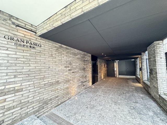 ＧＲＡＮ ＰＡＳＥＯ 自由が丘奥沢205号室 エントランス