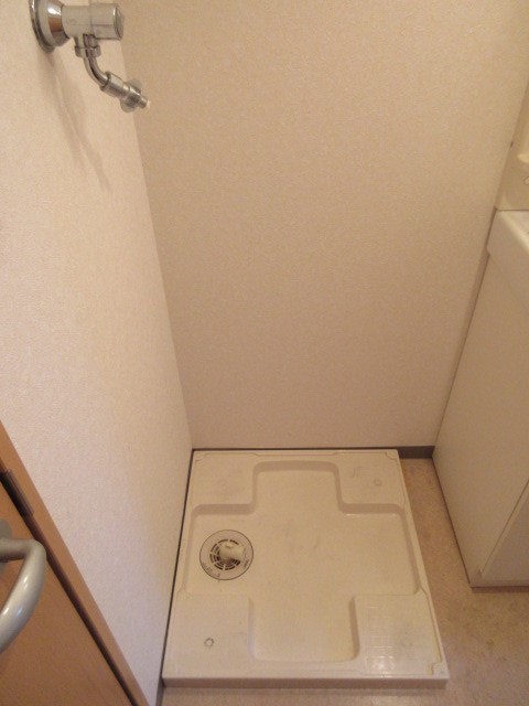 キャロンコート横浜0210号室 室内洗濯機置場　※別号室の参考写真です(反転・現況優先)