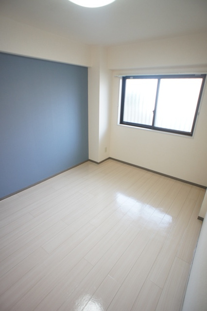 ソイ・コート幕張0105号室 アクセントクロス仕様