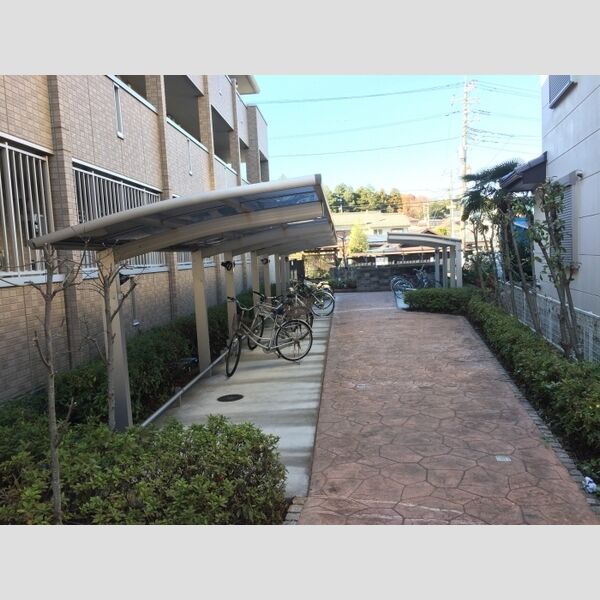 ローテ・ローゼ101号室 屋根付駐輪場