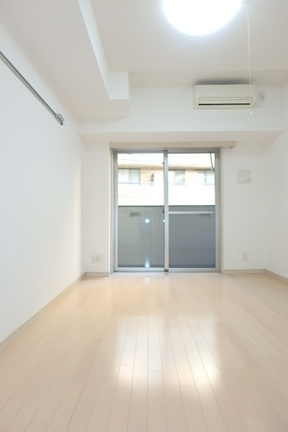 グランド・ガーラ横濱山下町3階 照明付の明るい室内