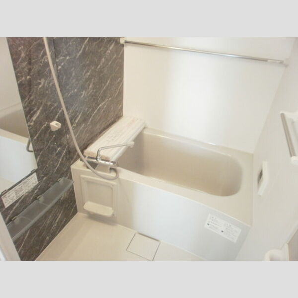 ショコラ　ヴィレッタ201号室 大理石調のパネルでオシャレな浴室☆