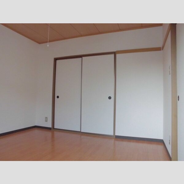 ロイヤルガーデンM　A/B 南側洋室