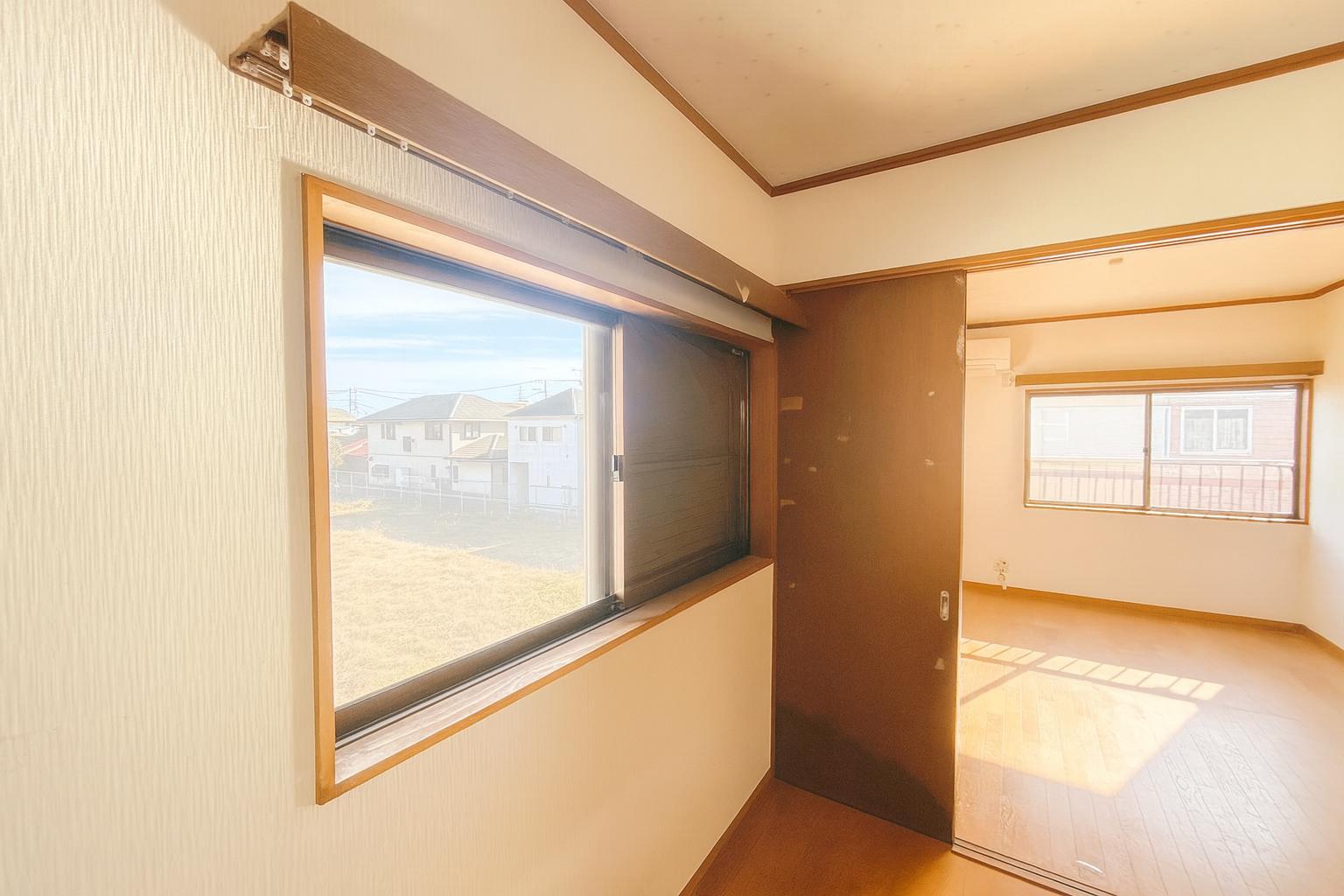 平塚市入野戸建 ２階4.5畳部屋から見た南東側６畳（奥）