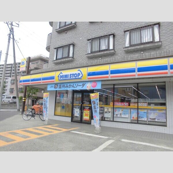 グラナーデ白子 コンビニ(約600m)