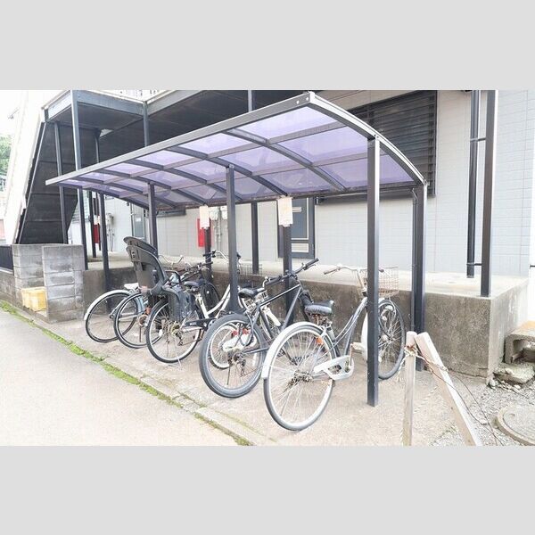 エクレールU202号室 屋根付き駐輪場