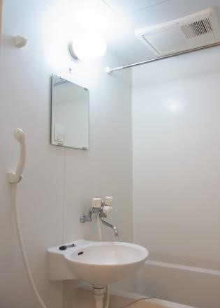 レオパレスフレアレーブ106号室 雨の日にも便利な浴室乾燥機付き