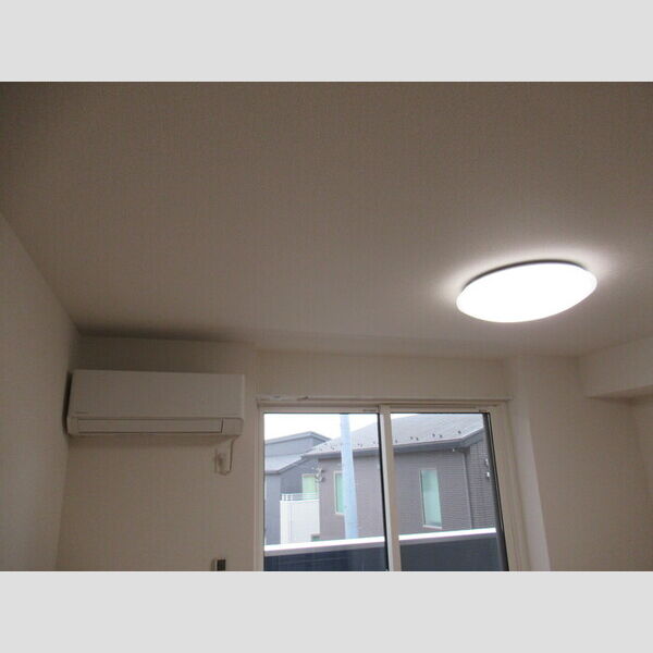 N・D-ROOM IIDACHOU　A棟203号室 リビングエアコン・照明