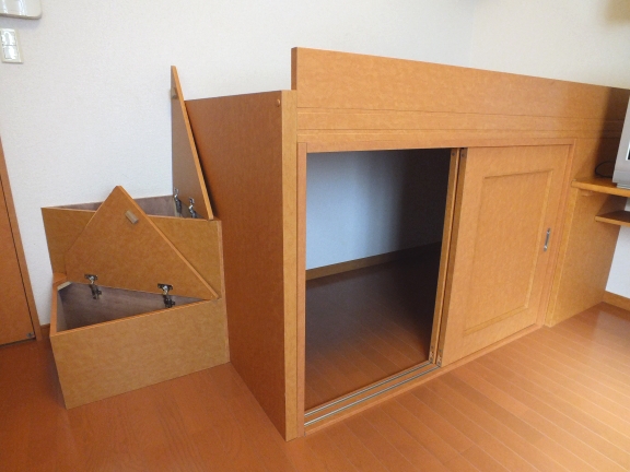 レオパレスグランロシェ ベッド下収納