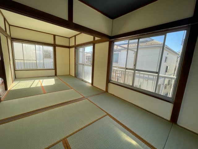 八王子戸建 2階和室は広々としており、井草の香りに癒されます。