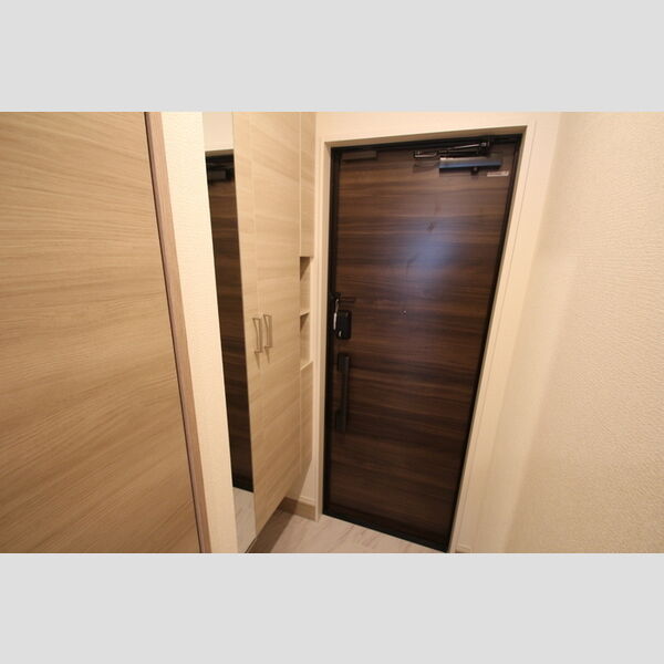 グラナーデ六町Ⅱ102号室 玄関