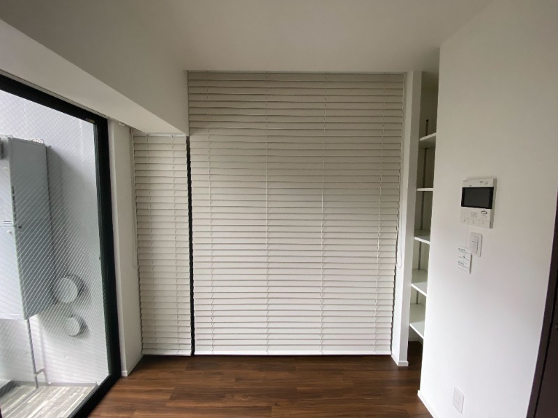 CREAL日本橋浜町2階 間仕切りブラインド使用時