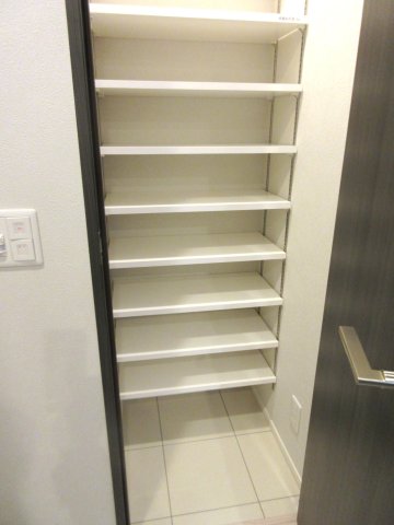 びゅうリエット横浜平沼704号室 シューズクローゼット　※別号室の参考写真です(現況優先・仕様違いの場合あり)