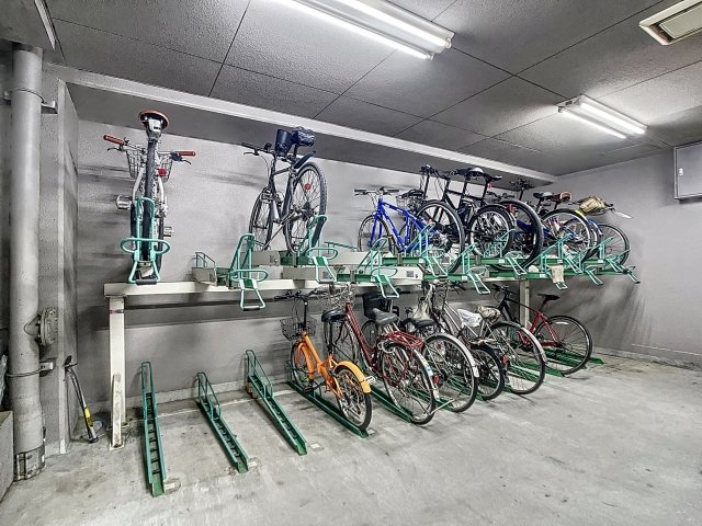 東建シティハイツ上野7階 駐輪場