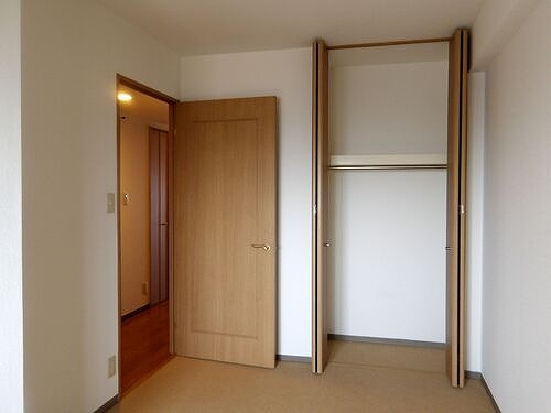 ライオンズマンション千葉グランドタワー20階 クロゼット扉開放時(洋室約5.4畳)　※2025.9撮影