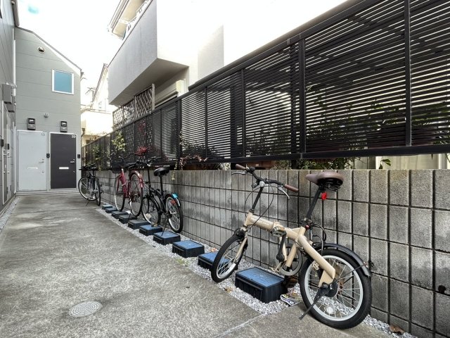 オーパスワン松庵1階 駐輪場