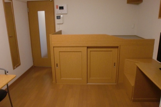 レオパレスレリーフ　一宮 ハイベッドの下は収納です。