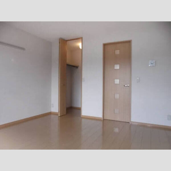 ソフィアローズ206号室 ウォークインクローゼットとTVドアホン