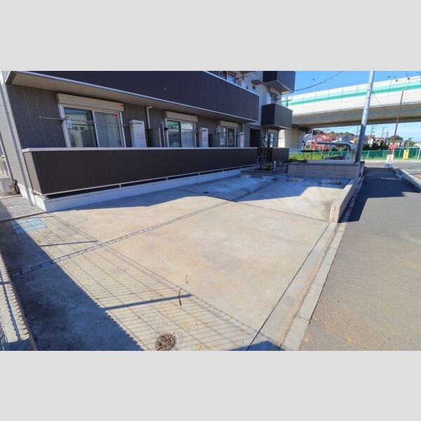 エミナーレ西大宮 駐車場