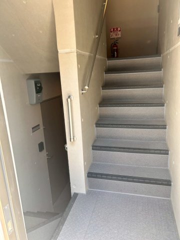 ホワイトキューブ若宮301号室 エントランス