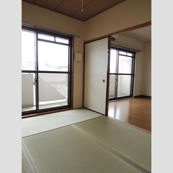 プルニエール大泉学園302号室 和室6帖